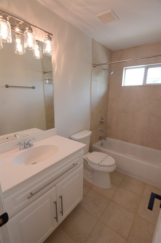 Building Photo - 2201 Naomi St