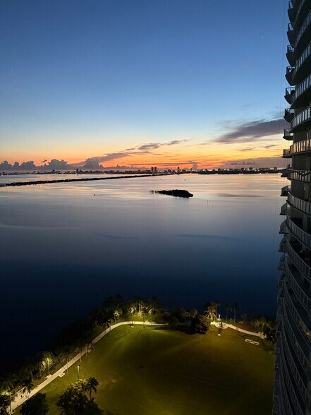 Building Photo - 1900 N Bayshore Dr