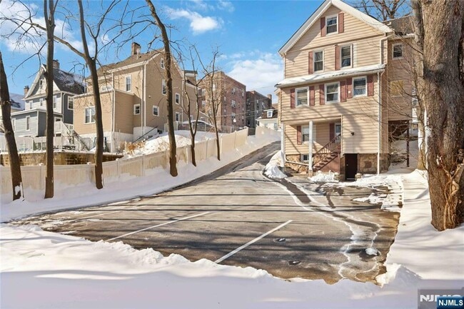 Building Photo - 87 James St