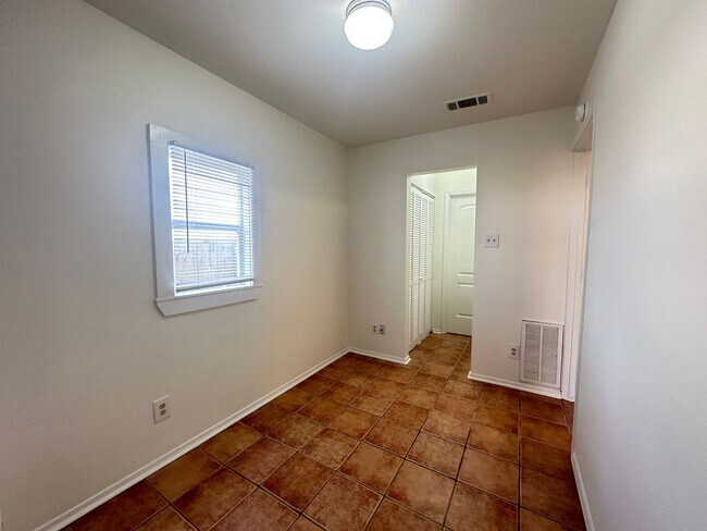 Building Photo - 2882 Mackey Ln