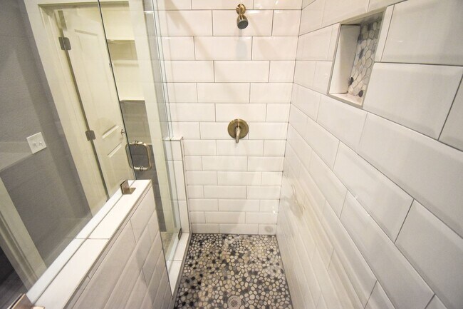 Building Photo - Stunning 3 Bedroom, 2.5 Bathroom Home in F...