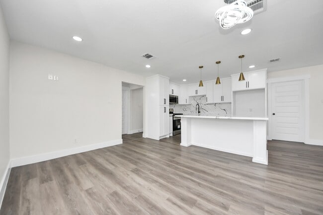 Building Photo - 918 Loper St