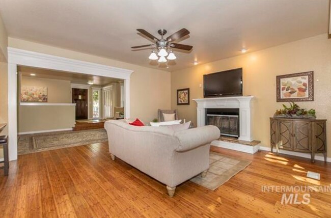 Building Photo - Gorgeous Updated Home in the Heart of Eagl...