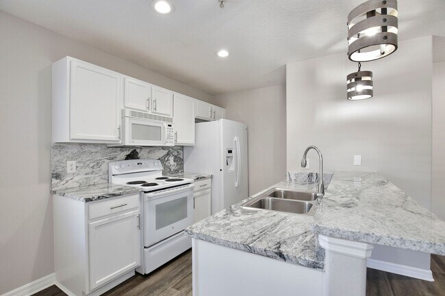 Building Photo - Modern 1/1 Spacious Apartment with 1 Car G...