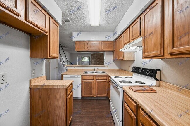 Building Photo - 2198 Aspen Dr