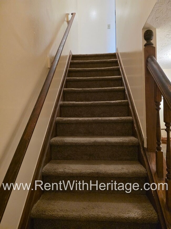 Building Photo - Amazing 2 bedroom, 1.5 bath townhome/ Great Roommate Floorplan / Great Location