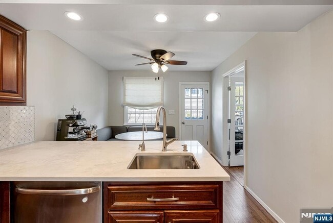 Building Photo - 542 Nagle St