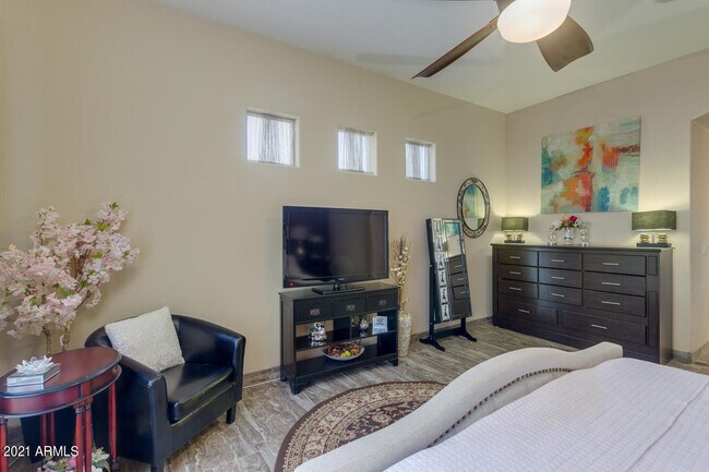 Building Photo - 3922 E Carson Rd