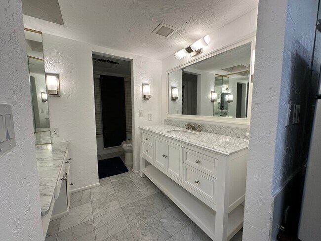 Building Photo - 19 Bronco Dr