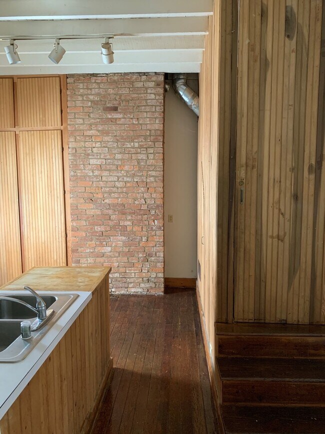 Building Photo - Off Street Parking on Park Ave-Available A...