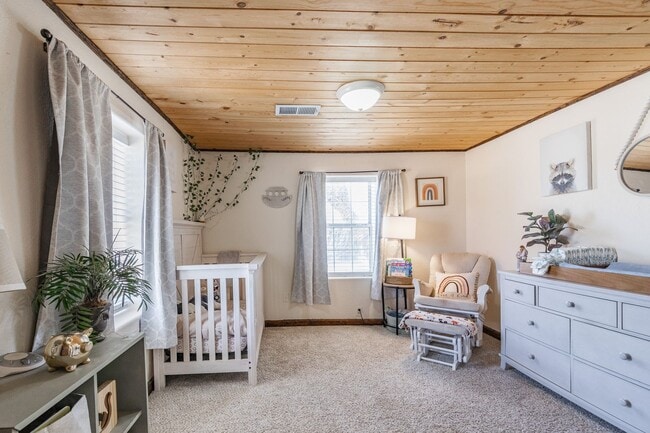 Building Photo - Private 3 bedroom, 1 bath with Large Fenced-in Backyard