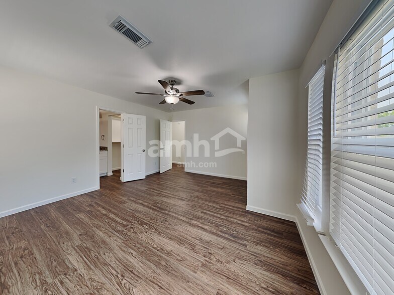 Building Photo - 11731 Rolling Stream Dr