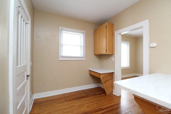 Building Photo - 1504 E Strong St