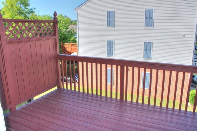 Building Photo - Great End Unit Townhome- Located in Mid-to...