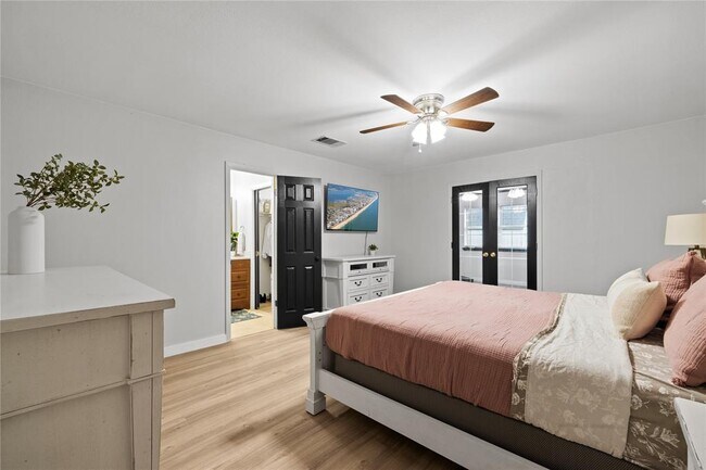 Building Photo - 1702 Oakridge Dr