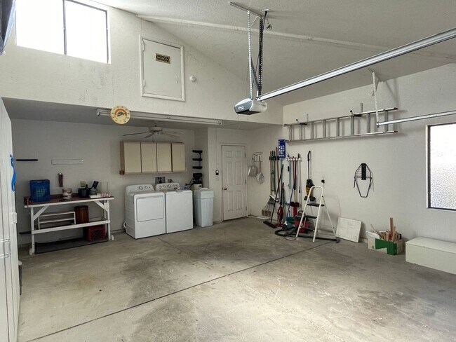 Building Photo - Desirable Windsor Beach Condo! Unfurnished...