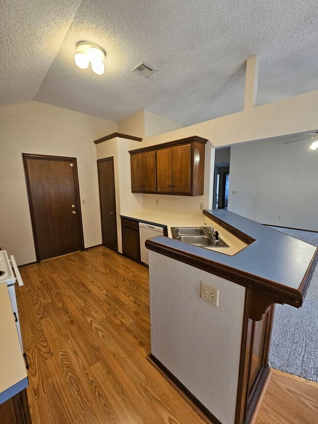 Building Photo - (3) Bed, (2)Bath Avail NOW! Cambridge Addi...