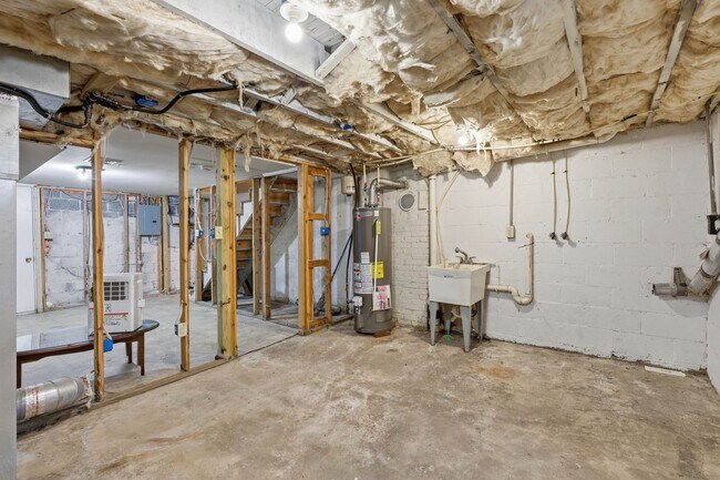 Building Photo - Cozy 2 Bedroom House Available Now!