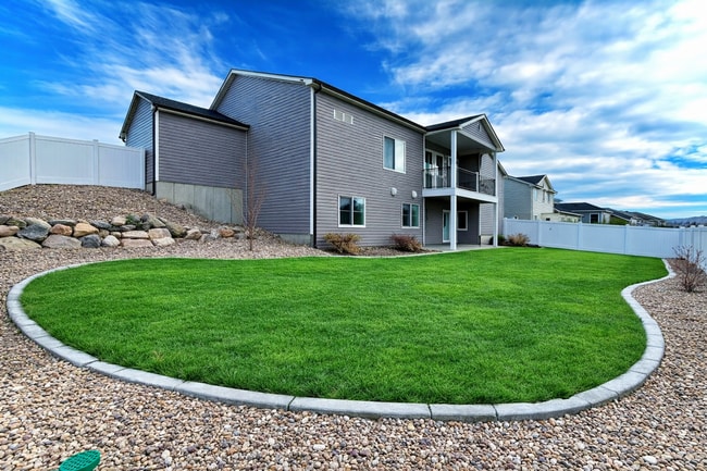 Building Photo - Six Bedroom House!! FREE: WiFi, Lawn care and Water softener!!