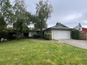 Building Photo - Spacious Home on Corner Lot Available!