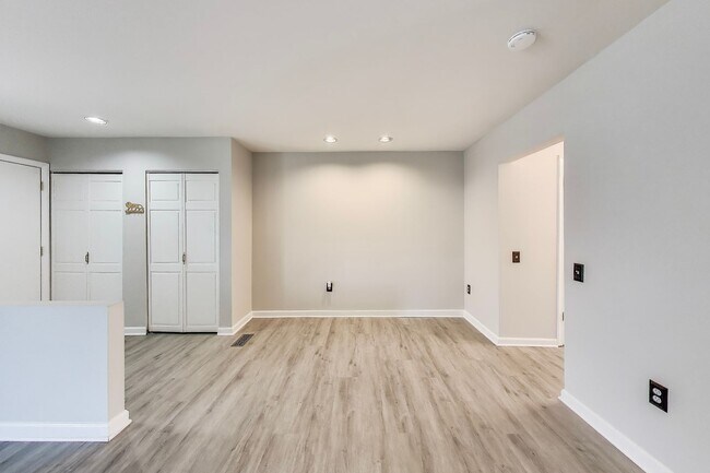 Building Photo - 3 bed + 2 Full + 2 half Bath - End Unit TH