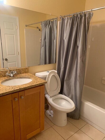 bathroom 2 - 1527 Lincoln Way