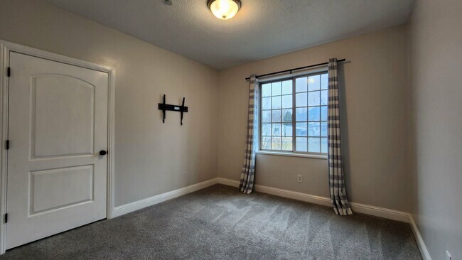 Building Photo - Large Renovated Orem Condo for Rent