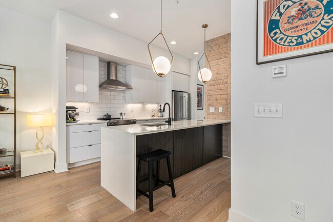 Building Photo - 2424 Memorial Dr SE