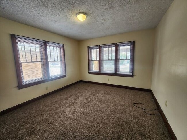 Building Photo - 2 Bedroom Home Near Union Hospital - Pets Welcome!