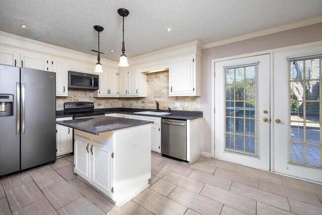 Building Photo - 921 Arnaud St