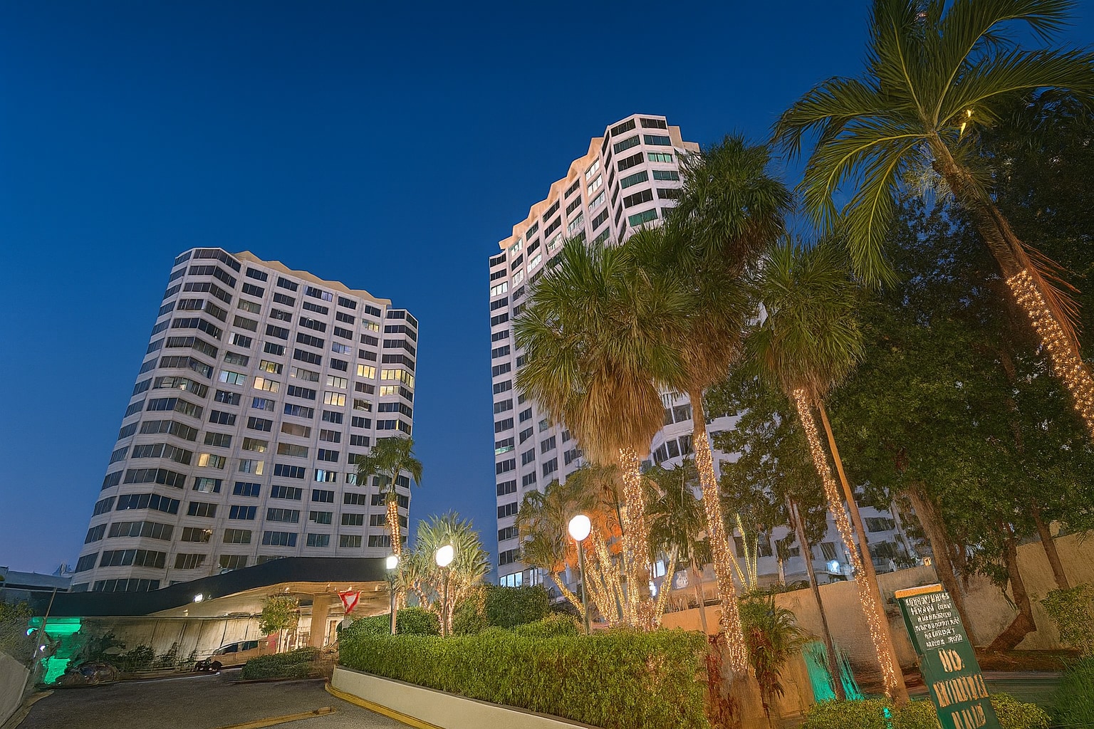 Building Photo - 999 Brickell Bay Dr