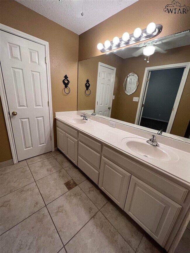 Building Photo - 6031 Van Dorn Dr