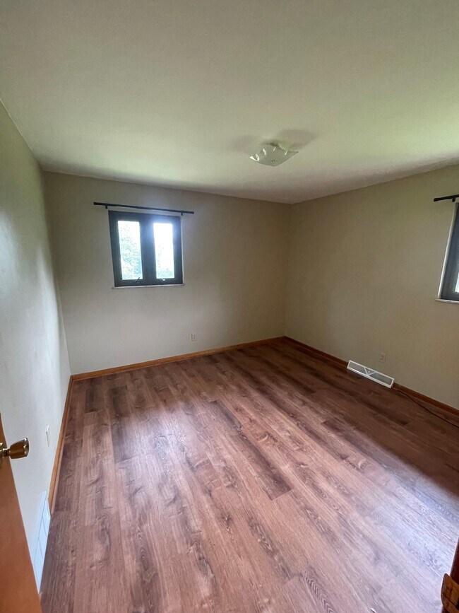 Building Photo - 19 Plainview Dr