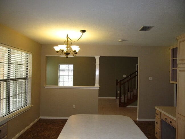 Building Photo - LARGE 4 BEDROOM NEAR LAKE