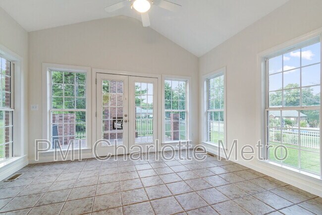 Building Photo - 5916 Meadowmere Dr