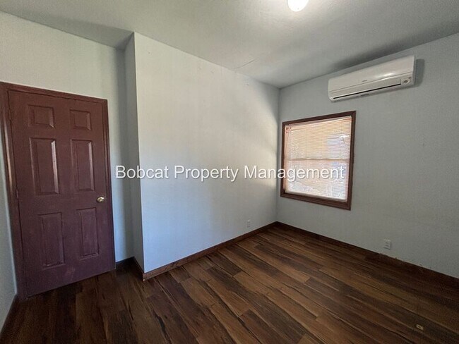 Building Photo - 1015 US-395