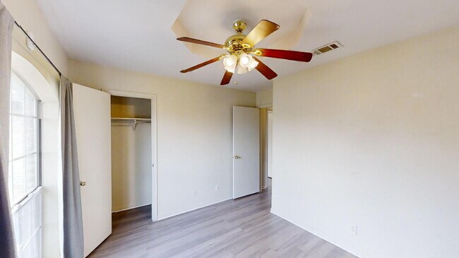 Building Photo - 2802 Woodlands Dr