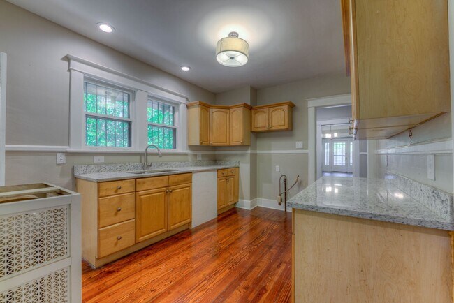 Building Photo - Updated 3 bed/1 bath - walk to Crosstown Concourse