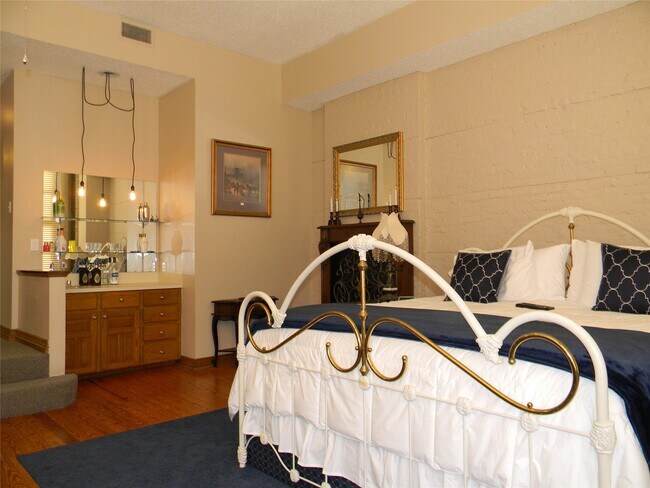 Building Photo - 2315 The Strand