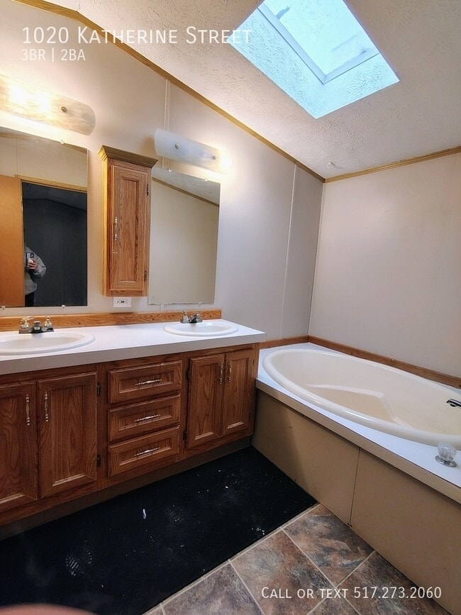 Building Photo - 1020 Katherine St