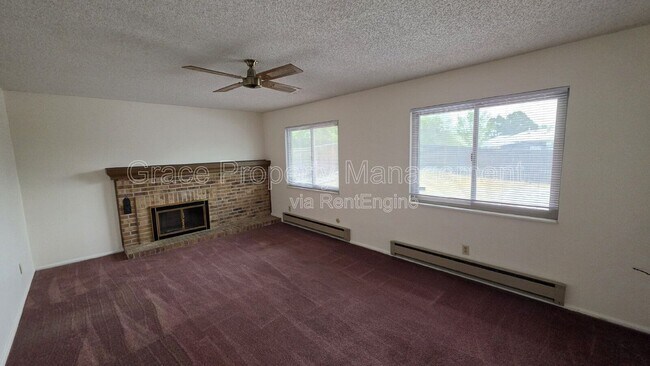 Building Photo - 1044 Maple Dr