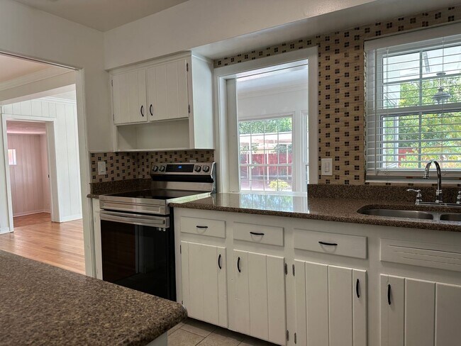 Building Photo - Great 4 Bedroom Mid-Century Home on 1/4 Ac...