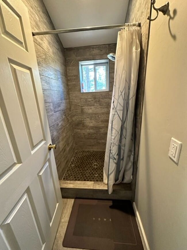 Building Photo - Lovely 5Bd pet friendly home available for rent now!! Home is ready for a long term renter! Call ...