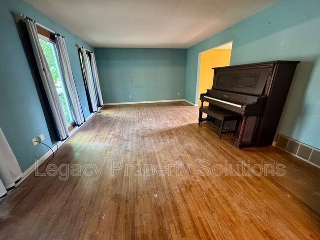 Building Photo - 401 Oakfield Dr