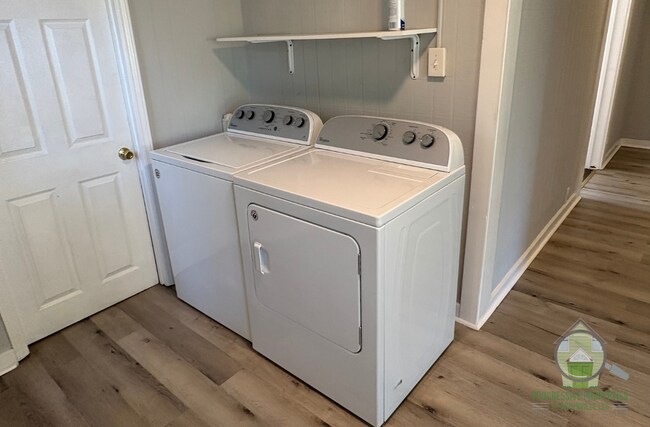 Building Photo - 520 Perry Ave