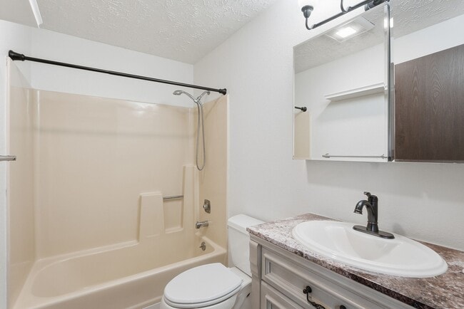 Building Photo - 820 S Liberty Dr