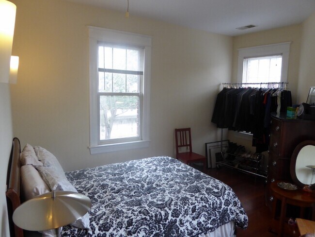 Building Photo - 1685 Crescent Pl NW