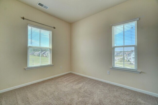 Building Photo - READY 08-17-26l!! A 3-Bedroom Townhome w/Garage in Culpepper Landing! Community Pool, Dog Park, P...