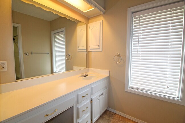 Building Photo - COMING SOON: Spacious 4 Bedroom in South Tulsa