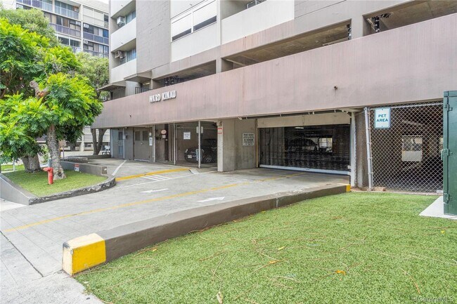 Building Photo - Studio w/ Parking For Rent – Convenient Urban Living in the Heart of Honolulu